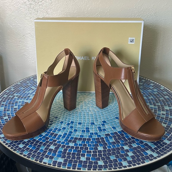 Michael Kors Sandals Size 10 in the color Luggage - Picture 5 of 8